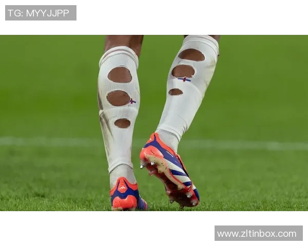 足球服装的时尚潮流与运动性能完美结合的探讨与分析 足球服装的时尚潮流与运动性能完美结合的探讨与分析